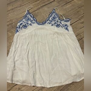 Flowy top with embroidered flowers.